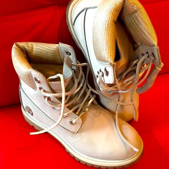 NWOT Women’s Timberland Limited Edition Boots - Picture 1 of 11